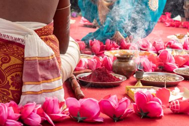 Hint düğün töreni, evlilik için geleneksel etnik ritüeller için süslemeleri