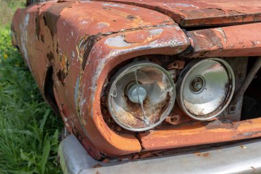 Eski paslı terk edilmiş bir arabanın farı, kullanım ve hurda konsepti