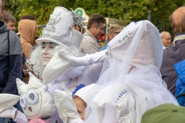 Moskova, Rusya - 14 Eylül 2019: Şehirde palyaço festivali, renkli kıyafetler içinde palyaçolar ve parlak bir makyaj ile çocuklarla iletişim ve komik yüzler yapmak