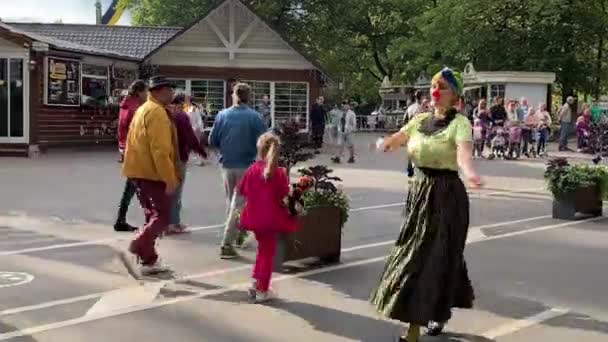 Moscú, Rusia - 14 de septiembre de 2019: Festival del payaso en la ciudad, mujer payaso en ropa de colores y con un maquillaje brillante pasando y hacer caras divertidas y poses — Vídeos de Stock