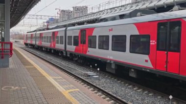 Moskova, Rusya - 21 Nisan 2019: Tren istasyondan ayrılıyor, insanlar, platform boyunca yürüyen yolcular, Moskova Merkez Circle Mcc yeni bir metro hattı