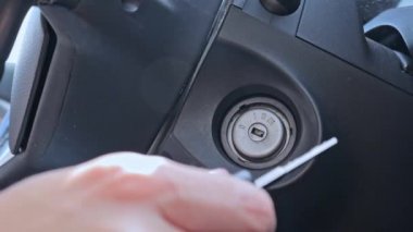 Bir sürücü anahtarı yerleştirir ve motoru çalıştırır Motor çalıştırma anahtar deliği, modern bir arabanın ateşleme kilidi