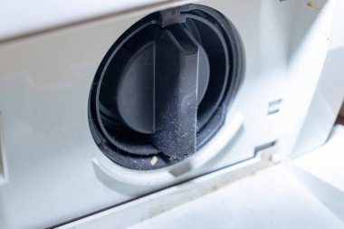 Çamaşır makinesinin siyah kapağı boşaltma pompası filtresi kapat