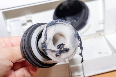 Çamaşır makinesinin kirli tıkanmış drenaj pompasını inceliyorum. Kapat, temizle ve onar.