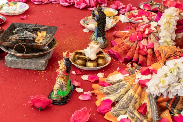 Індійська Весільна церемонія, прикраси для традиційних етнічних ритуалів для шлюбу, вогнеспалення, квіти і статуетки божества на червоній килимовій доріжці — стокове фото