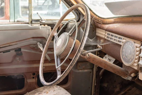 Volante de um velho carro enferrujado abandonado — Fotografia de Stock