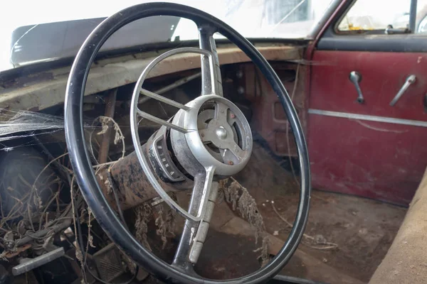 Steering wheel of an old abandoned rusty car — Stock Photo, Image