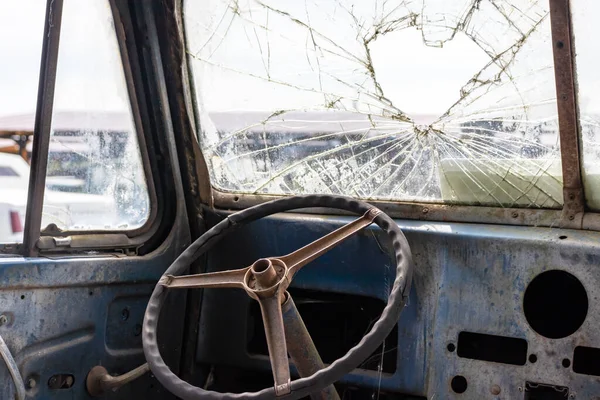 Volante de um velho carro enferrujado abandonado — Fotografia de Stock