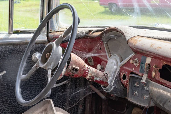 Roda kemudi mobil tua yang ditinggalkan berkarat — Stok Foto
