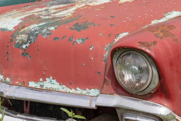 Farol de um velho carro enferrujado abandonado, utilização e conceito de sucata, espaço de cópia — Fotografia de Stock