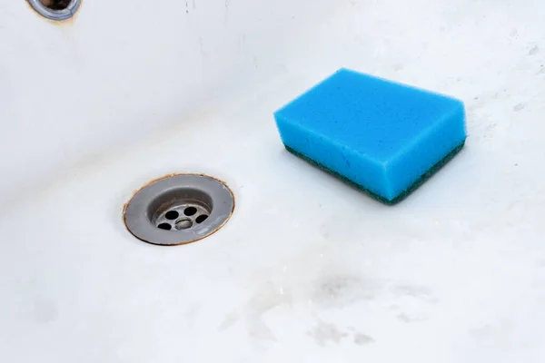 Concetto di pulizia vecchio lavabo sporco con macchie di ruggine, calcare e macchie di sapone in bagno — Foto Stock