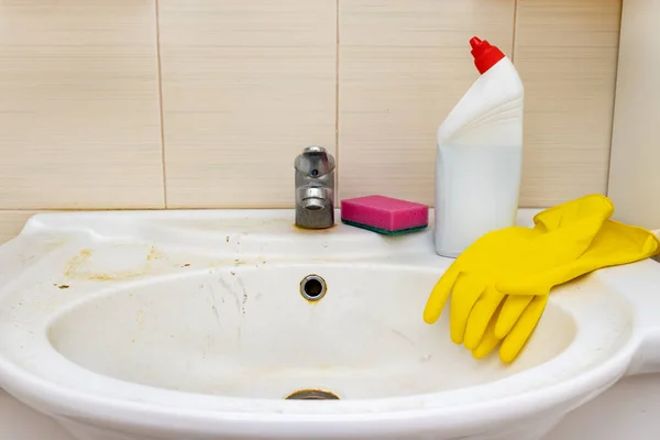 Medios, herramientas para limpiar y desinfectar el tazón sucio oxidado, lavabo con cal y manchas de jabón —  Fotos de Stock