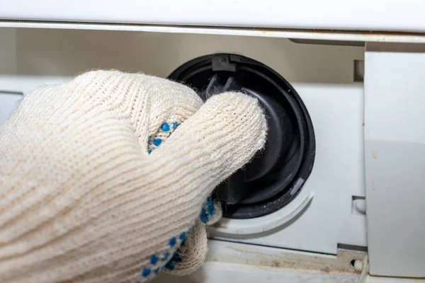 Çamaşır makinesinin kirli tıkanmış drenaj pompasını inceliyorum. Kapat, temizle ve onar. — Stok fotoğraf