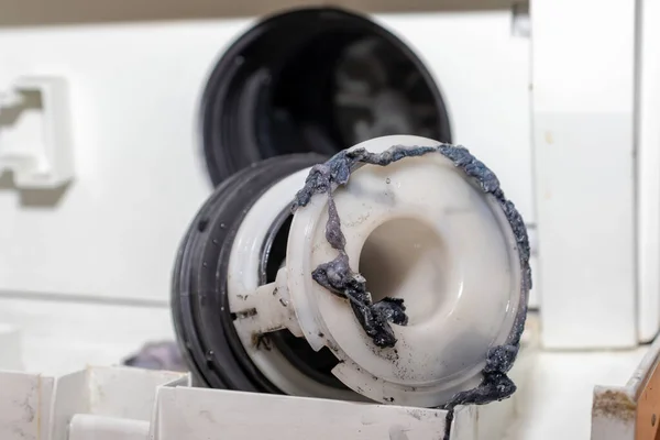 Сломанный насос стиральной машины вызван грязной засоренной фильтр дренажный насос близко, чисто и ремонт — стоковое фото