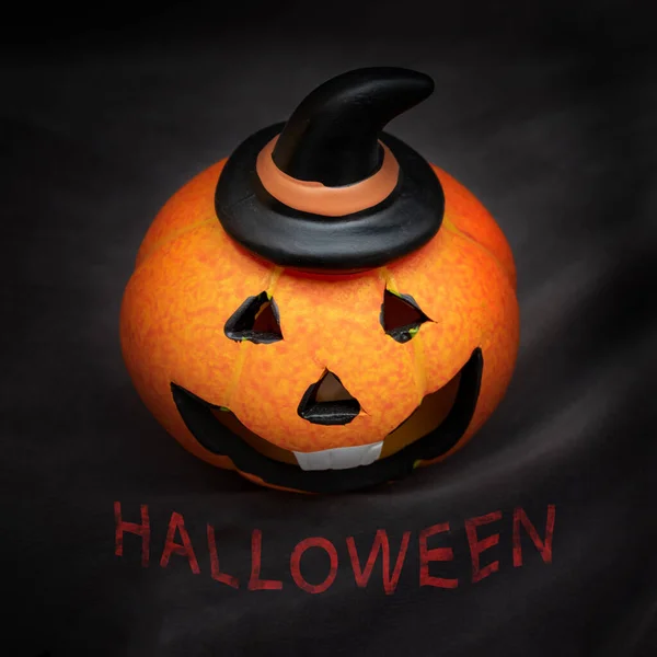 Abóbora de Halloween com rosto sorridente assustador no fundo preto escuro — Fotografia de Stock