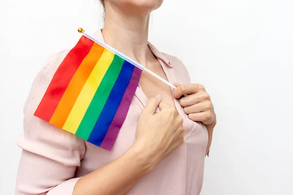 Mulher lésbica segurando uma bandeira do arco-íris lgbt em mãos como um símbolo de liberdade e igualdade de gênero — Fotografia de Stock