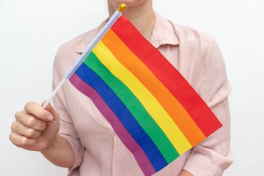 Özgürlük ve cinsiyet eşitliğinin simgesi olarak elinde lgbt gökkuşağı bayrağı tutan lezbiyen kadın.