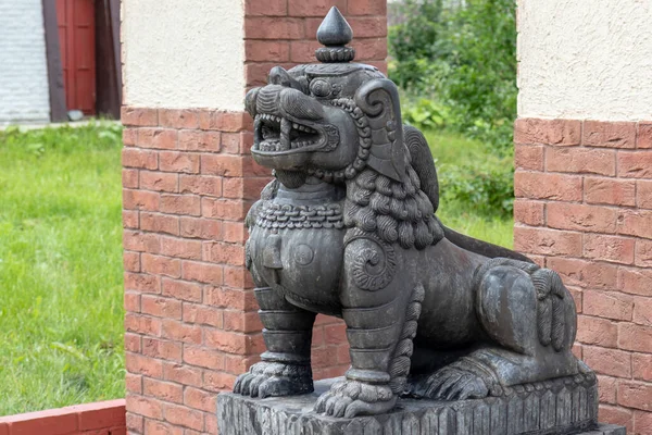 Lions de garde traditionnels en pierre près du temple dans le centre ethnique — Photo
