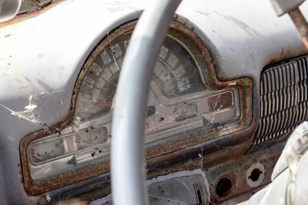 속도계가 가까이 있는 오래 된 버려진 녹슨 자동차의 핸들 — 스톡 사진