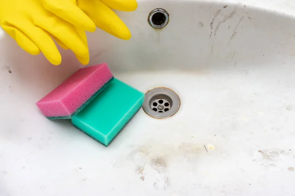 Концепция очистки старой грязной раковины от ржавчины, пятна лимескаля и мыла в ванной комнате — стоковое фото