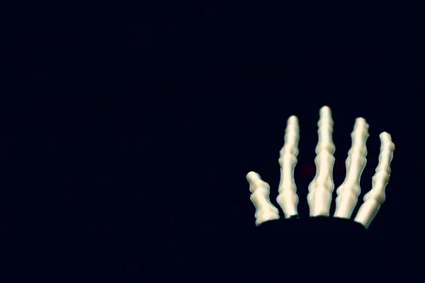 Skeletthand på svart bakgrund med kopieringsutrymme, död och mystik koncept, halloween — Stockfoto