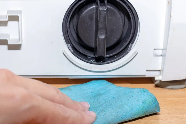 Bomba quebrada da máquina de lavar roupa causada pelo filtro de bomba de drenagem entupido sujo fechar, limpar e reparar — Fotografia de Stock