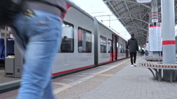 러시아 모스크바 - 2019 년 5 월 19 일: 역에서 문이 열려 있는 열차, 사람들, 승강장을 따라 걷는 승객들, 모스크바 중심의 원 MCC 는 지하철의 새로운 노선이다 — 비디오