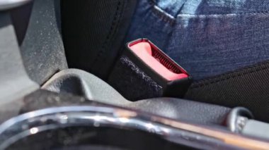Emniyet kemeri, emniyet kemeri, araba güvenliği ve sürücü koruma kavramı takan bir kadın sürücü.