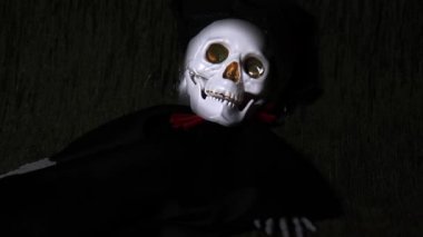 Kopya alanı, ölüm ve gizem kavramı, cadılar bayramı ile siyah arka plan üzerinde ürpertici gülümseyen iskelet kafatası yakın