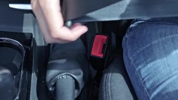 Une conductrice attachant sa ceinture de sécurité, sa ceinture de sécurité, sa voiture et son concept de protection du conducteur — Video