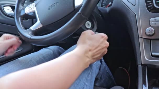 Řidič vloží klíč a nastartuje klíčovou dírku motoru, zámek zapalování moderního vozu zblízka — Stock video
