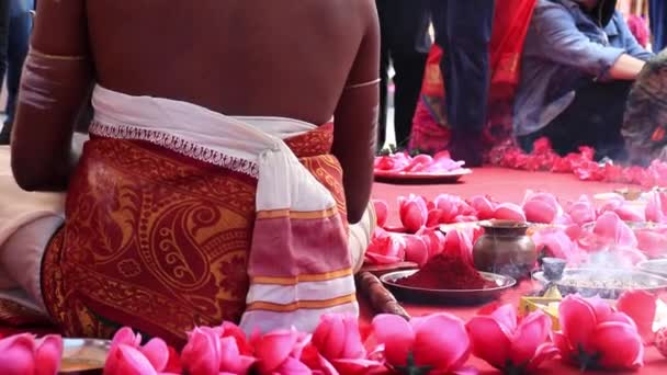 Indian vigseln, dekorationer för traditionella etniska ritualer för äktenskap — Stockvideo