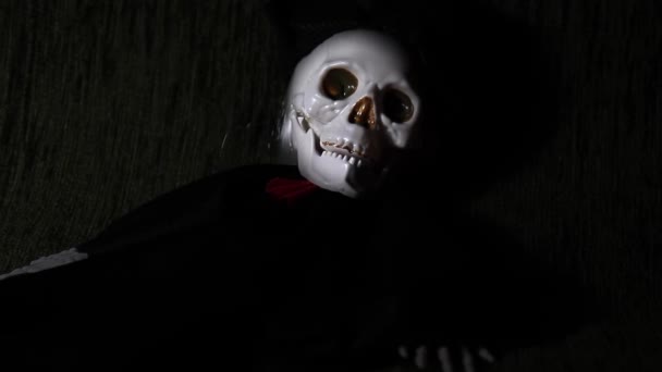 コピースペース、死と謎の概念、ハロウィーンと黒の背景に閉じる不気味な笑顔のスケルトンの頭蓋骨 — ストック動画