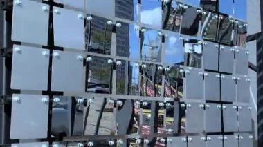 Soyut aynalı dekoratif paneller. Rüzgarda sallanan modern şehir gökdelenlerinin yansıması.