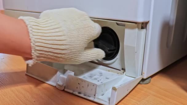 Inspektera tvättmaskiner smutsiga igensatt avlopp pump filter närbild, ren och reparation — Stockvideo