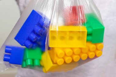 Renkli oyuncak tuğlalar, plastik bir torba içinde inşa ve inşa için bloklar, paket