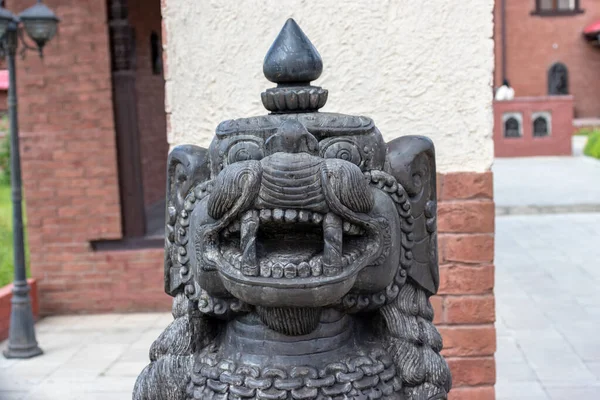 A head of a stone traditional guard lion near the temple in the ethnic centre, close up — Stock Photo, Image