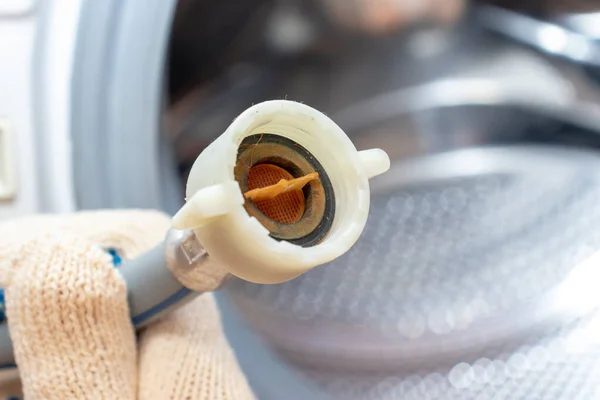 Грязный ржавый фильтр шланга подачи воды стиральной машины вблизи необходимо очистить, чтобы предотвратить повреждение или утечку — стоковое фото
