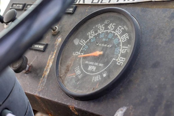 Volant d'une vieille voiture rouillée abandonnée avec compteur de vitesse en gros plan — Photo