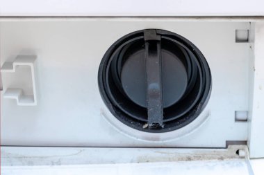 Çamaşır makinesinin siyah kapağı boşaltma pompası filtresi kapat