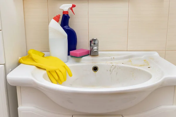 Средства, инструменты для чистки и дезинфекции грязной ржавой посуды, раковины с лимфой и мыльными пятнами — стоковое фото
