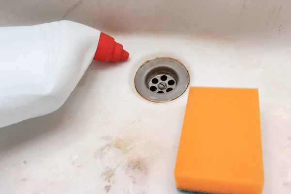 Концепция очистки старой грязной раковины от ржавчины, пятна лимескаля и мыла в ванной комнате — стоковое фото