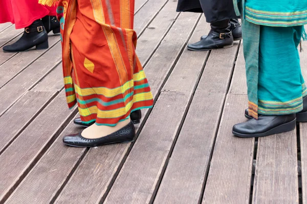 Moskow, Rusia - 02 Agustus 2019: Perempuan Indonesia mengenakan pakaian tradisional yang menari bersama selama festival nasional Asia — Stok Foto