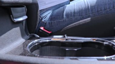 Emniyet kemeri, emniyet kemeri, araba güvenliği ve sürücü koruma kavramını bağlayan ve çözen bir kadın sürücü