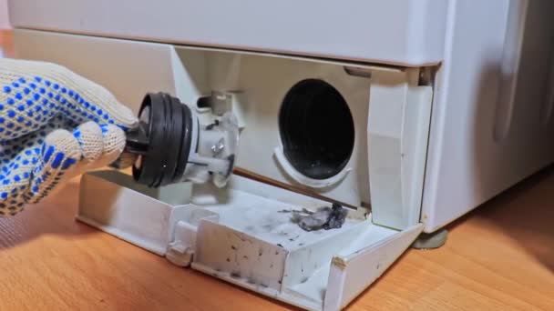 Inspecteren Van Vuile Verstopte Afvoerpomp Filter Wasmachine Close Schoon Reparatie — Stockvideo