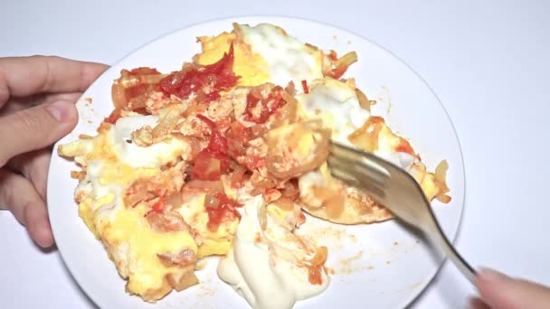 Mujer Comiendo Tortilla Huevos Revueltos Con Tomates Fritos Cebolla Cerca — Vídeo de stock