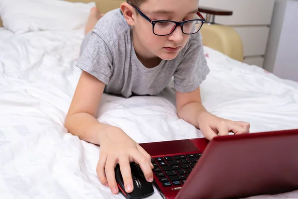 Niño Niño Escuela Acostado Cama Con Una Computadora Portátil Viendo —  Fotos de Stock