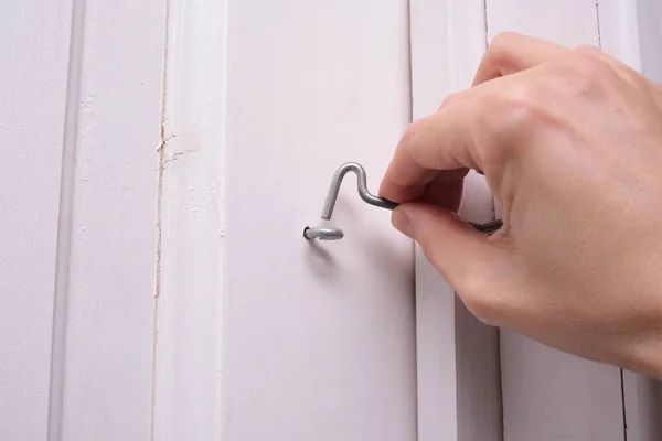 Una Mano Que Cierra Gancho Puerta Puerta Madera Blanca Dispositivo — Foto de Stock