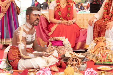 Moskova, Rusya - 3 Ağustos 2019: Geleneksel Hint kültürü festivalinde geleneksel Hindu düğünü