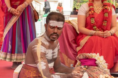 Moskova, Rusya - 3 Ağustos 2019: Geleneksel Hint kültürü festivalinde geleneksel Hindu düğünü.